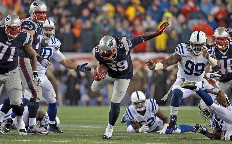 LeGarrete Blount (29) encontró huecos durante toda la noche para hacer daño por tierra a los Indianapolis Colts. Después de volver a los Patriots tras su breve periplo en Pittsburgh, Blount cumplió a la perfección con lo que pedía Belichick: seguir los bloqueos de la línea y no perder la pelota.