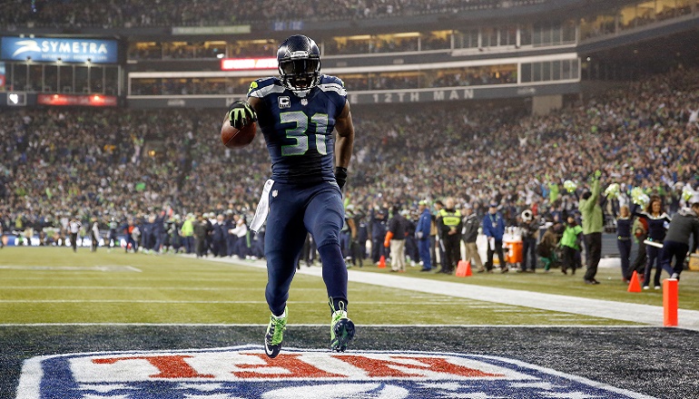 Kam Chancellor (31) retornando una interceptación de 90 yardas para touchdown. El partido del safety de los Seahawks fue sensacional.