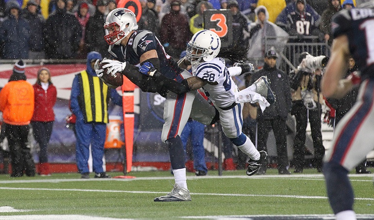 Rob Gronkowski anotando su touchdown bien entrada ya la segunda parte. Estuvo bien defendido (y poco buscado) durante gran parte del encuentro. Los Colts habían hecho de la defensa del tight end una prioridad y al final Belichick consiguió ganar sin tener que recurrir a él.