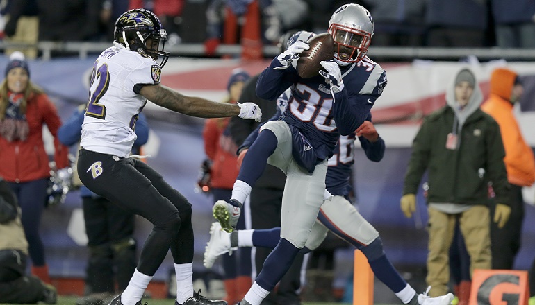 Duron Harmon (30) interceptando a Joe Flacco ante la mirada de Torrey Smith (82). La acción sentenció el partido. La cara de Harmon es impagable.