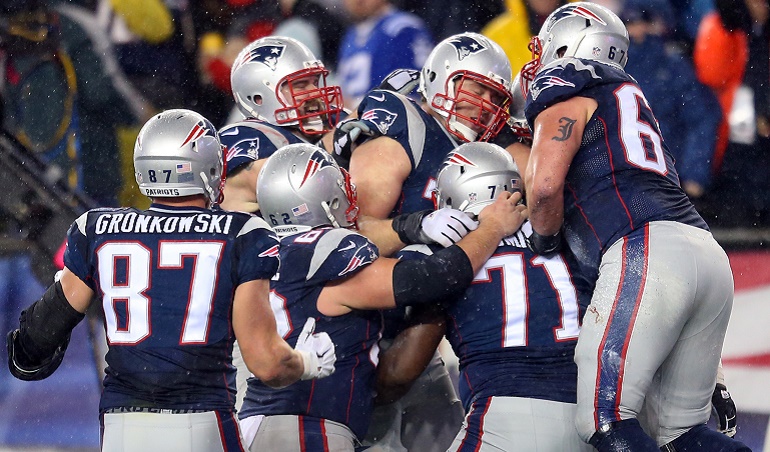 Nate Solder (en medio de la piña) rodeado de sus compañeros tras anotar un touchdown. El tackle, acostumbrado a bloquear para dar tiempo a Brady, recibió de este su primer pase de TD el pasado domingo.