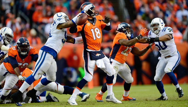 Jonathan Newsome (91) consigue alcanzar a Peyton Manning (18) y quitarle el balón de las manos. Cambió el rumbo del partido: Peyton no pudo o no se atrevió a lanzar más pases profundos.