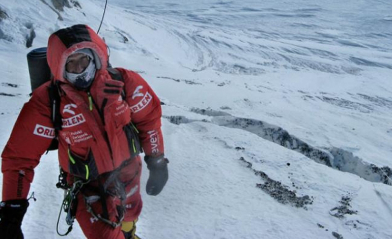 janusz-en-el-corredor-de-los-japoneses-c2-al-fondo-del-gasherbrum-1_1