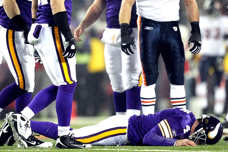 Brett Favre (en el suelo) sufrió varias conmociones en su larga carrera como jugador. En la actualidad, sólo unos años después de su retirada y con cuarenta y cinco años, sufre pérdidas de memoria.